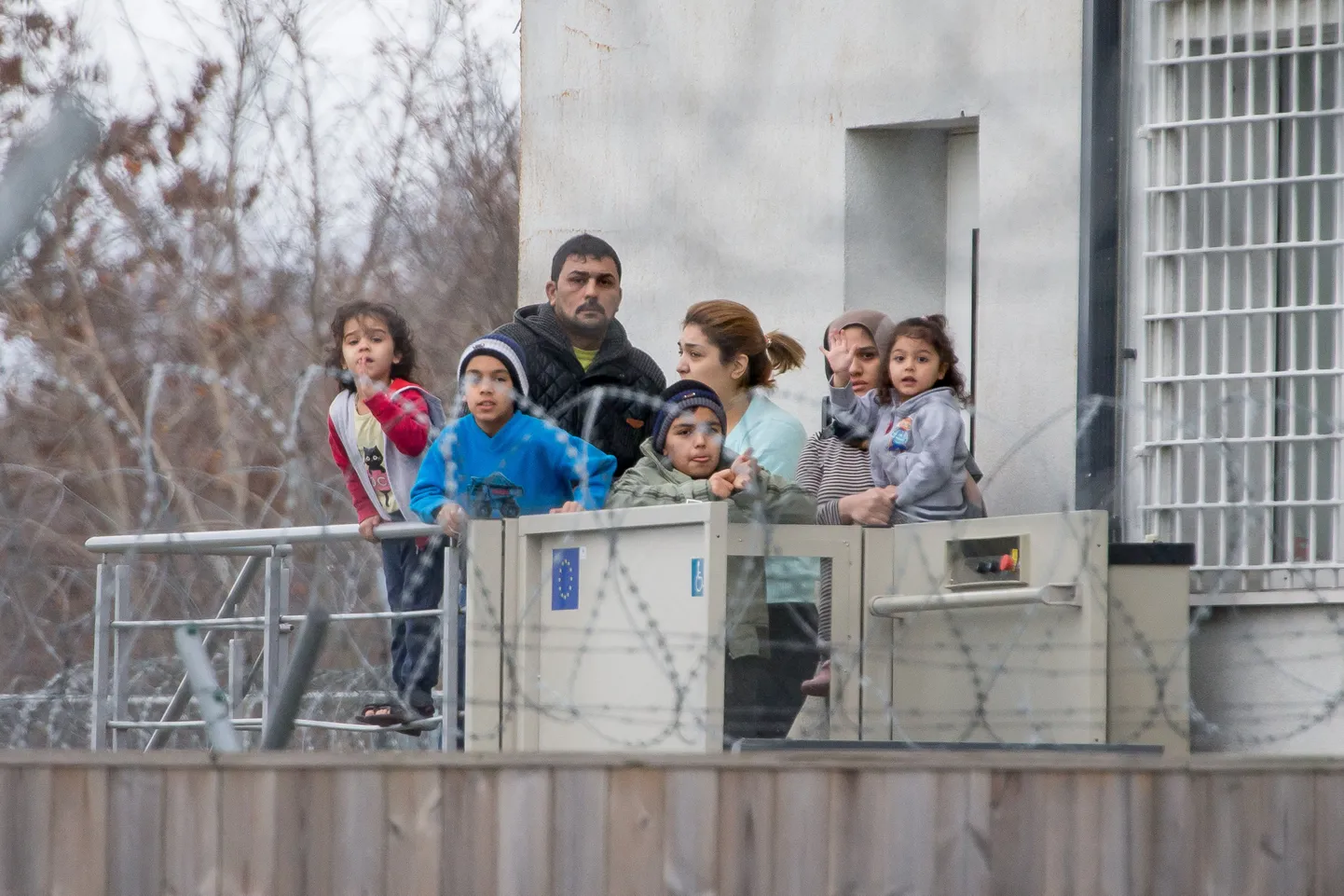 Семьи с детьми, которые сейчас находятся в Центре задержания в Харку. Фото иллюстративное.