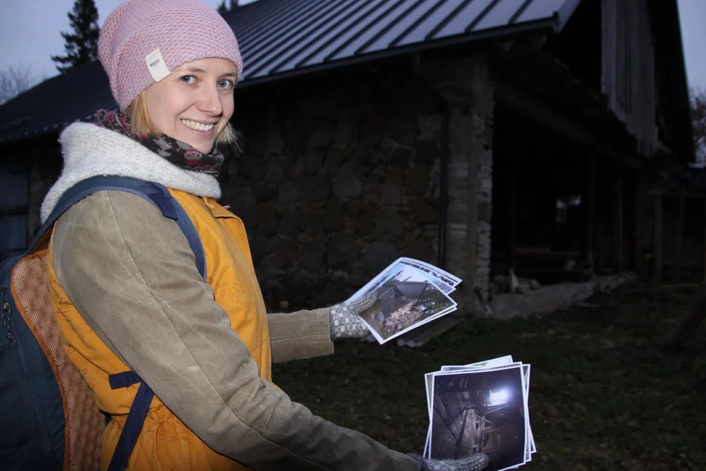 Katre Tatrik suutis küüni taastamiseks korraldada oma õuel koolitusi, mille käigus on müürid jõudumööda tugevaks kohendatud. Oma jutu kinnituseks on Katrel käes pakk fotodega, kust on näha viimaste aastate enenemist.