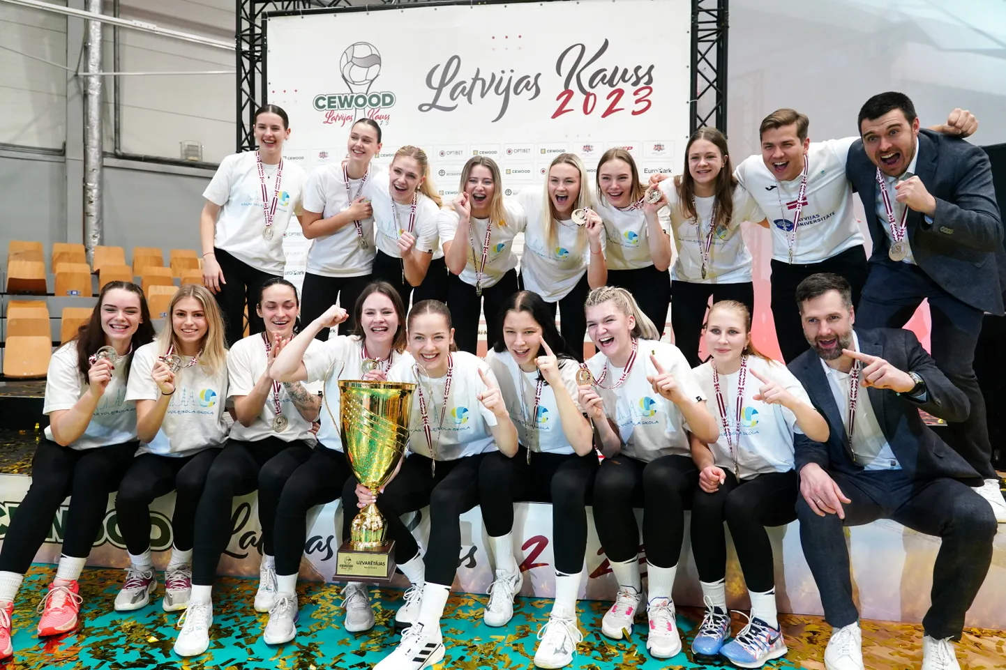 Komanda "Rīgas Volejbola skola"/"Latvijas Universitāte" priecājas par gūto uzvaru "Cewood" Latvijas kausā volejbolā "Rimi" Olimpiskajā centrā.