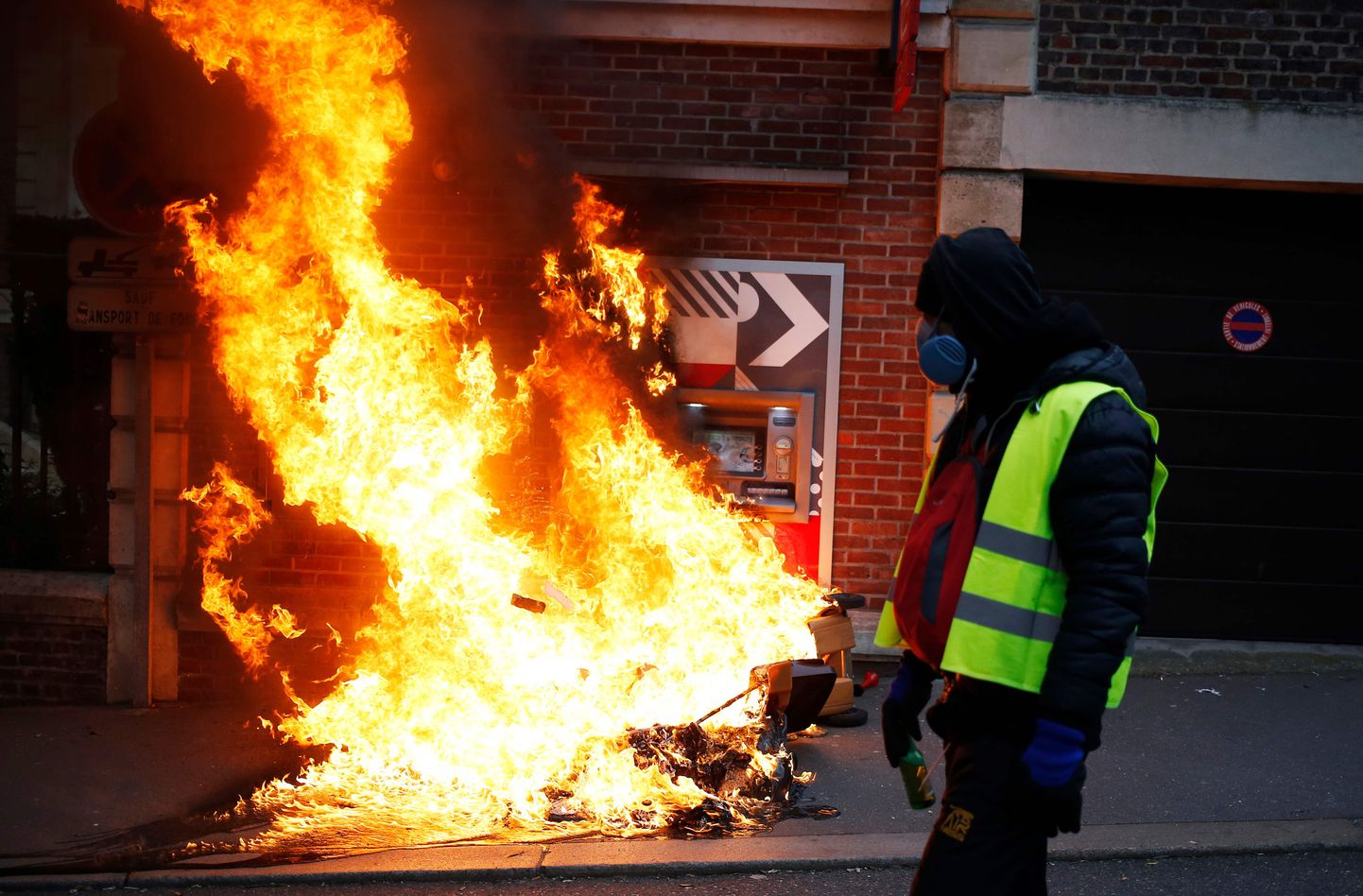 Kollavestist meeleavaldaja Rouenis eelmisel nädalas jalutamas mööda pangaautomaadist, mille ees on süüdatud juhuslikust materjalist lõke.