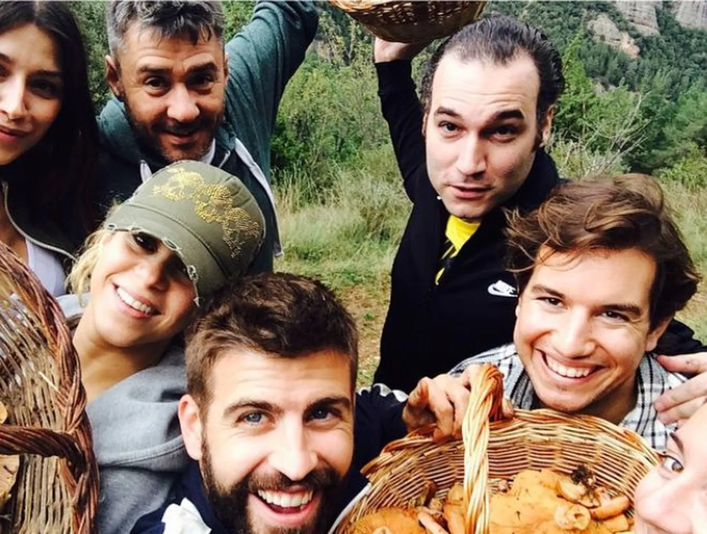 Gerard Pique (esiplaanil) koos Shakira ja sõpradega seenel.