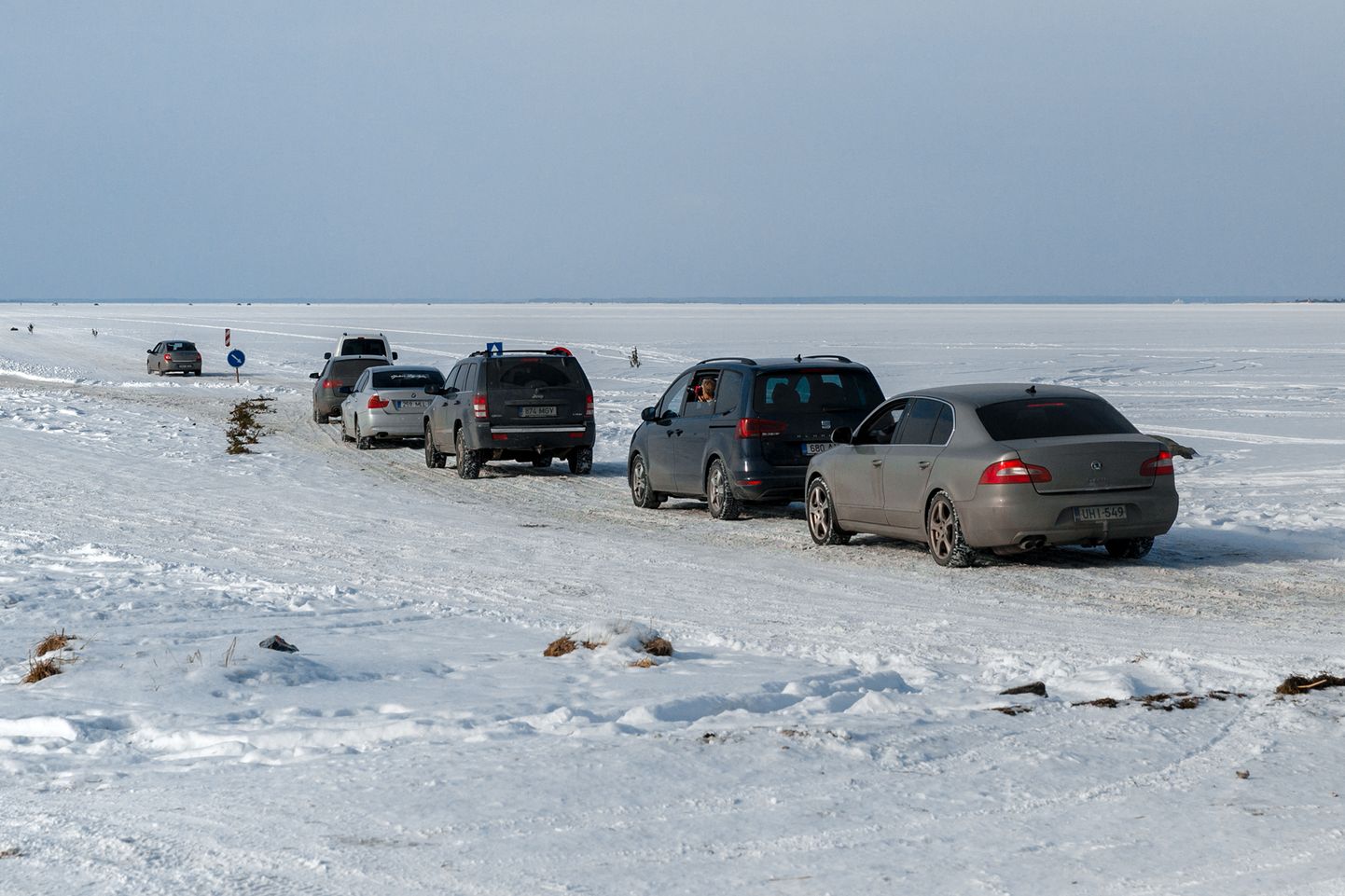 Neljapäeval avatud jäätee Rohukülast Sviby sadamasse meelitas täna Vormsi saarele tuhandeid külastajaid.