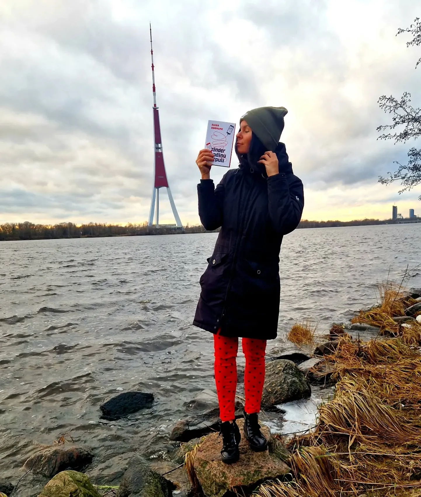 "Metoties savdabīgu Tinder randiņu virpulī kopā ar Dženiju, Tu, lasītāj, iepazīsi tuvāk arī mani pašu, jo romāns tapis, balstoties uz maniem piedzīvojumiem," vēstī rakstniece Daiga Bormane.
