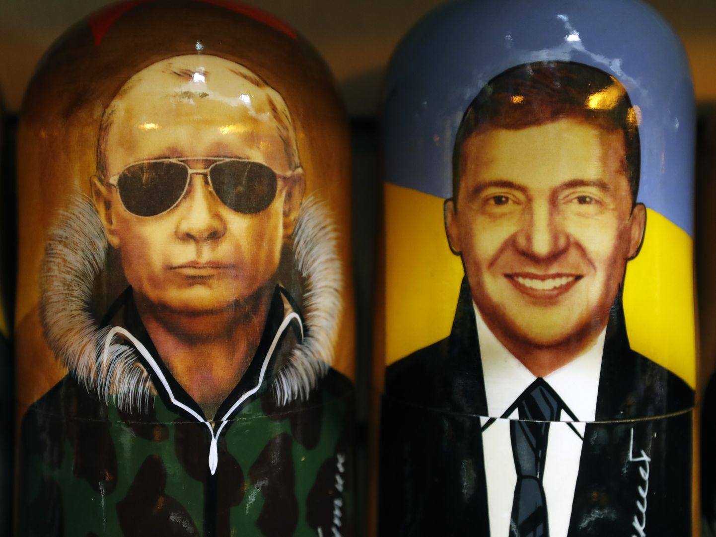 Матрешки с изображением президента России Владимира Путина и президента Украины Владимира Зеленского еще стоят рядом в сувенирной лавке в Санкт-Петербурге, декабрь 2019 года.