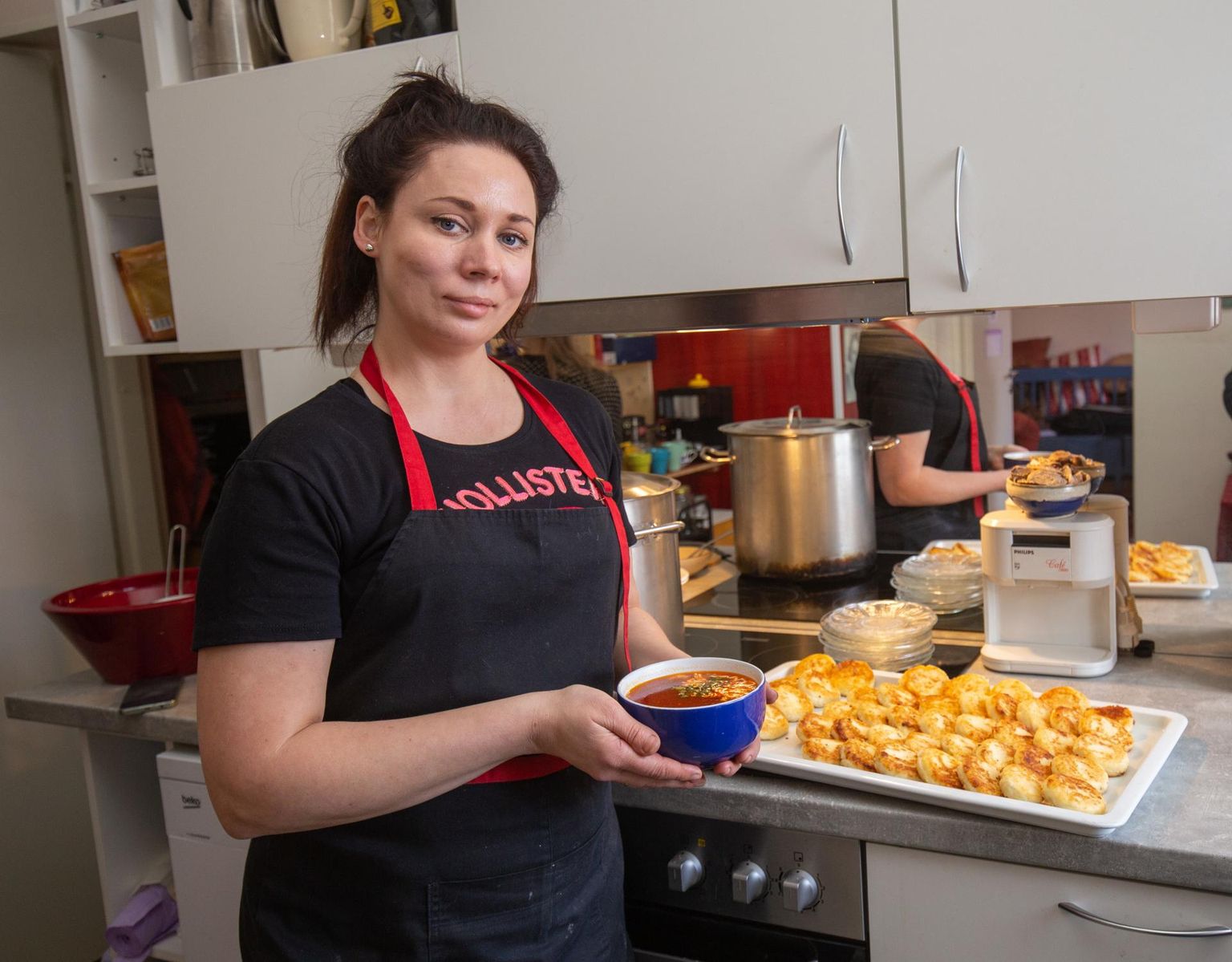 Ukrainast Mariupolist sõja jalust Eestisse jõudnud kokk Victoria Usikova pakkus Eve Stuudios ehedat Ukraina borši ja sõrnikuid.