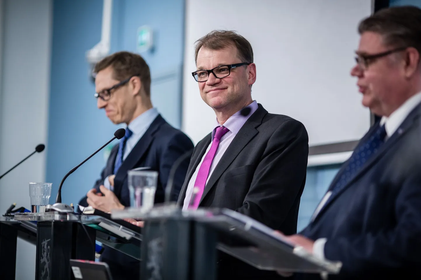 Keskel peaminister Juha Sipilä.