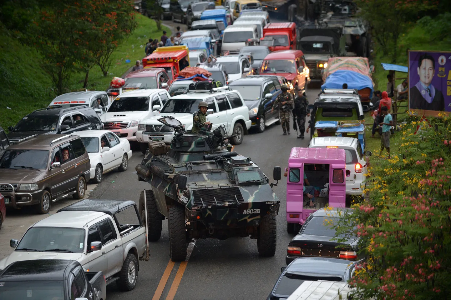 Sõjaväesõiduk keset ummikut Marawi linnas.