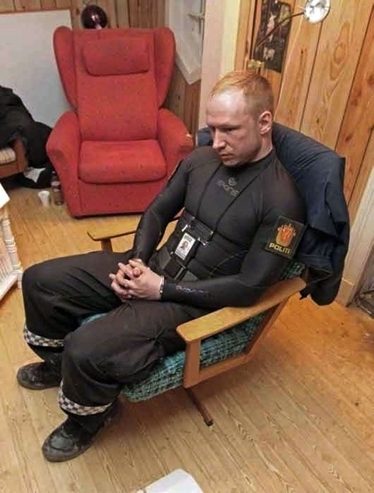 Politseinikuks maskeerunud Anders Behring Breivik käeraudades vahetult pärast tema arreteerimist mullu 22. juulil.