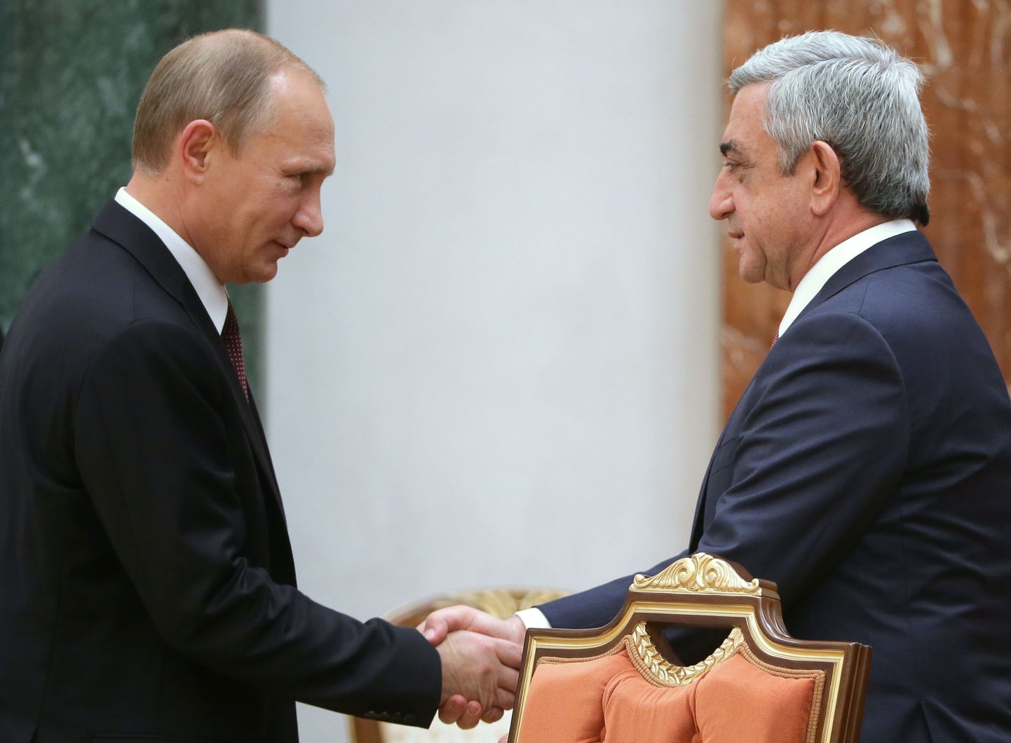 Vladimir Putin (vasakul) ja Armeenia president Serž Sargsjan Minskis.