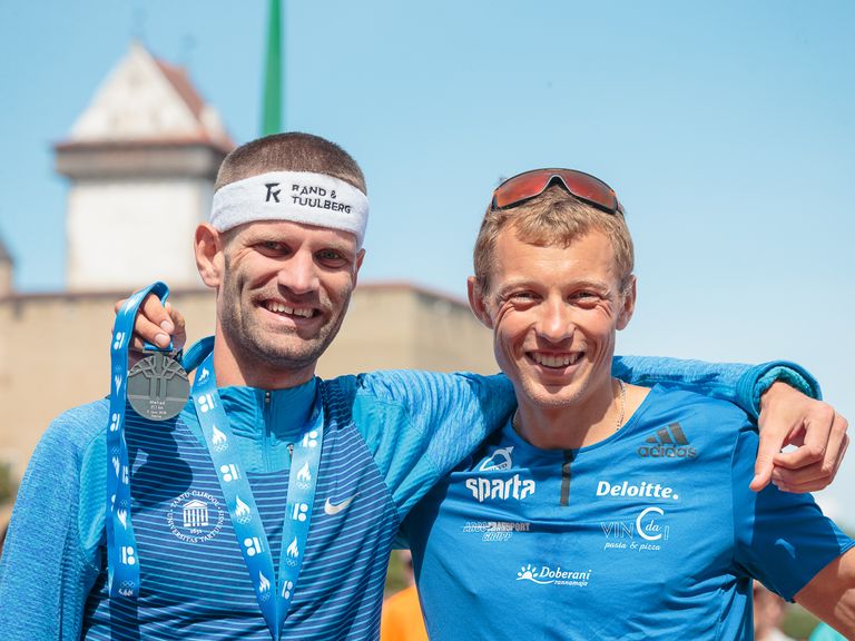 Eelmisel aastal oli kahe parema maratonijooksja duellis Narvas energiajooksu poolmaratoni rajal Tiidrek Nurme Roman Fostist kiirem. Tänavu on taas oodata nende-vahelist heitlust ja sihikul on ka Eesti rekord.