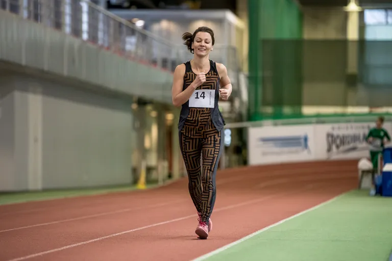 Yoko Alender kaitseväe üldfüüsilist testi tegemas. 