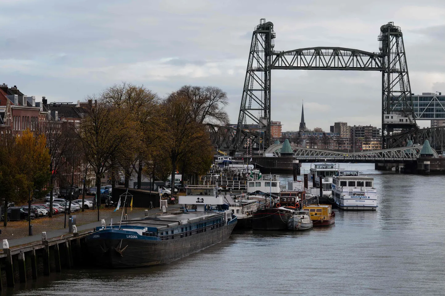 Koningshaveni sillad Rotterdamis. Neist tagumise, tõstetava keskosaga silla kavatses Jeff Bezos oma superjahi läbisõiduks Rotterdamist lahti monteerida. (Photo by SEBASTIEN BOZON / AFP)