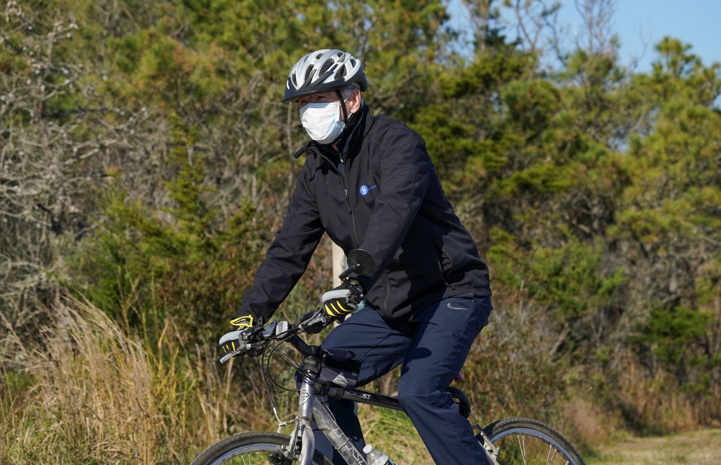 Joe Biden sõitmas novembris jalgrattaga Rehoboth Beachil Delaware’i osariigis. Pandeemia ajal on ta tubastes tingimustes väidetavalt kasutanud Pelotoni nutitrenažööri.