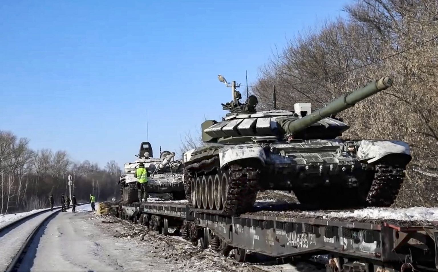 Российские танки загружаются в грузовые железнодорожные вагоны в Воронежской области, 16 февраля 2022 года