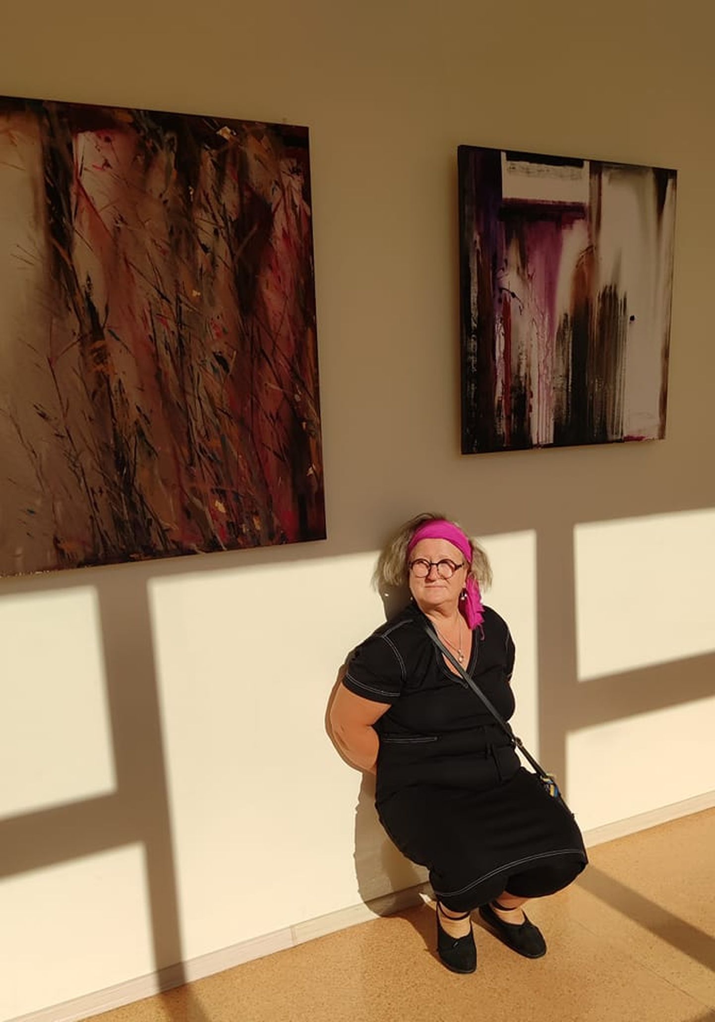 Paide 3. keskkooli IV lennust Jane Siimso-Merivoo tõi näitusele oma maalid ja päikeselised varjud.