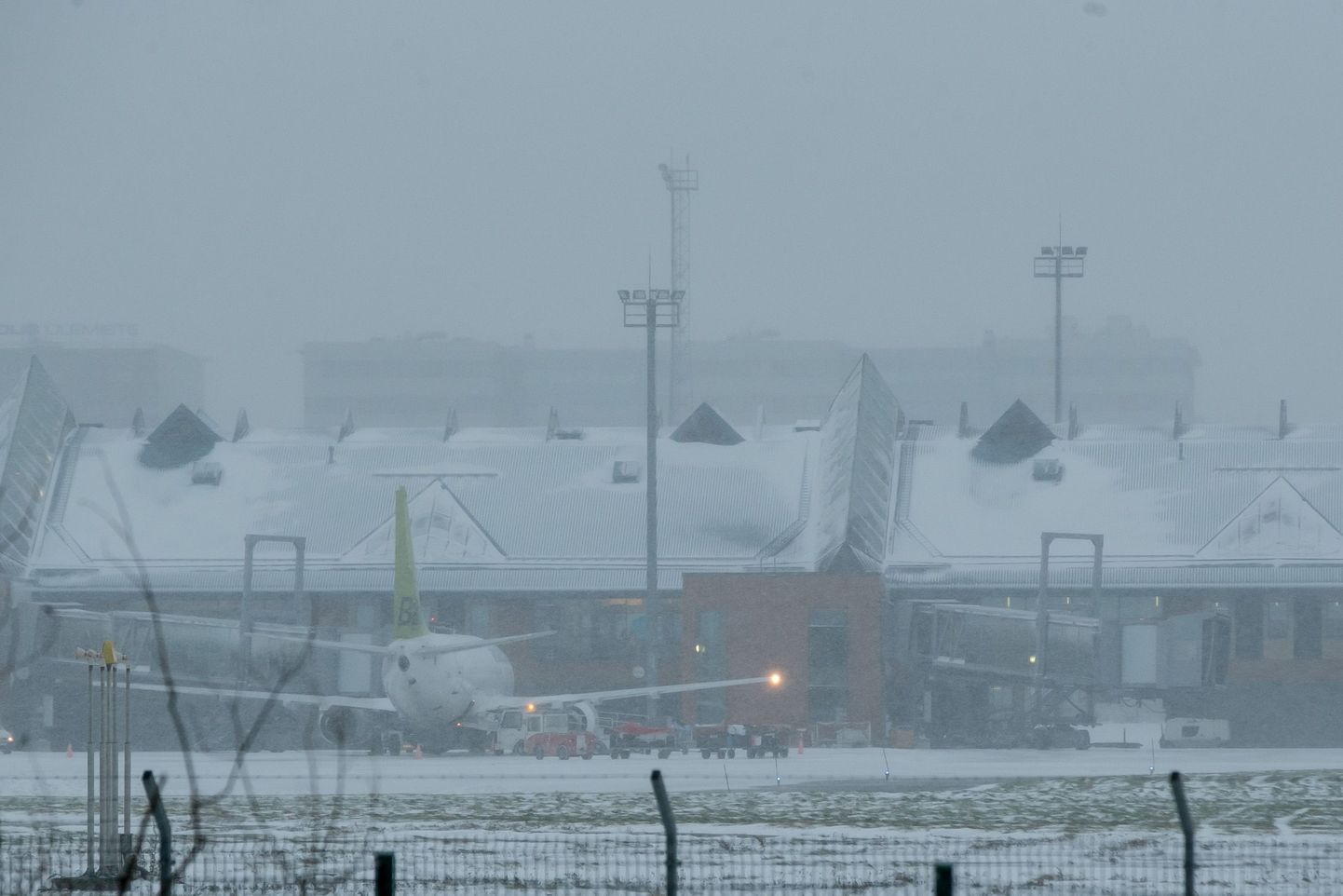 Таллиннский аэропорт в снегу.