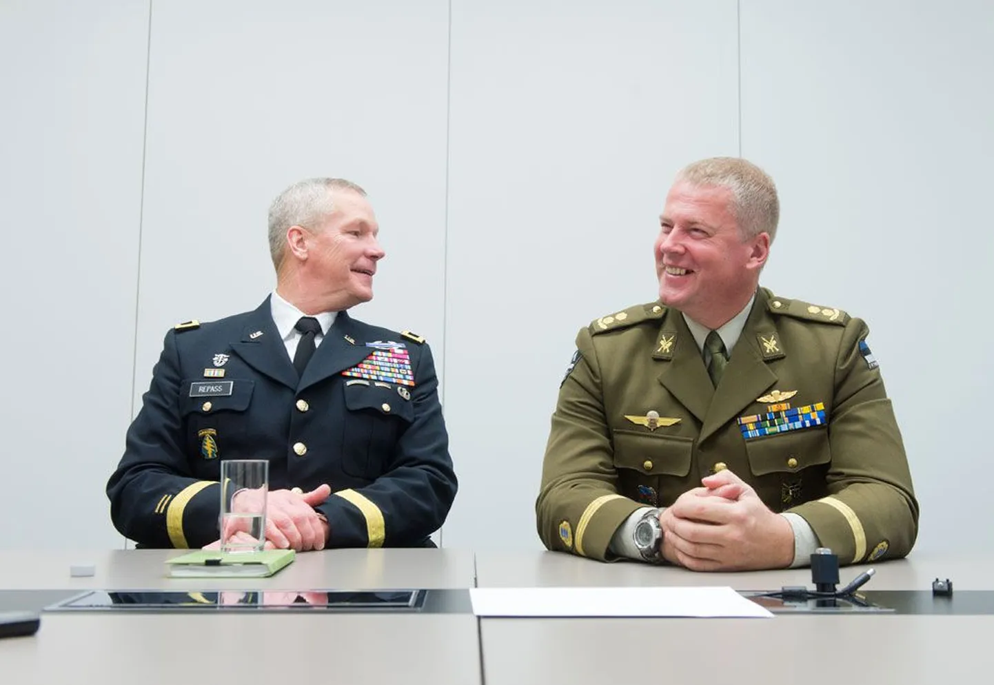 Ameerika Ühendriikide Euroopa erivägede ülem kindralmajor Michael S. Repass ja Eesti erioperatsioonide üksuse ülem kolonelleitmant Riho Ühtegi. Foto: