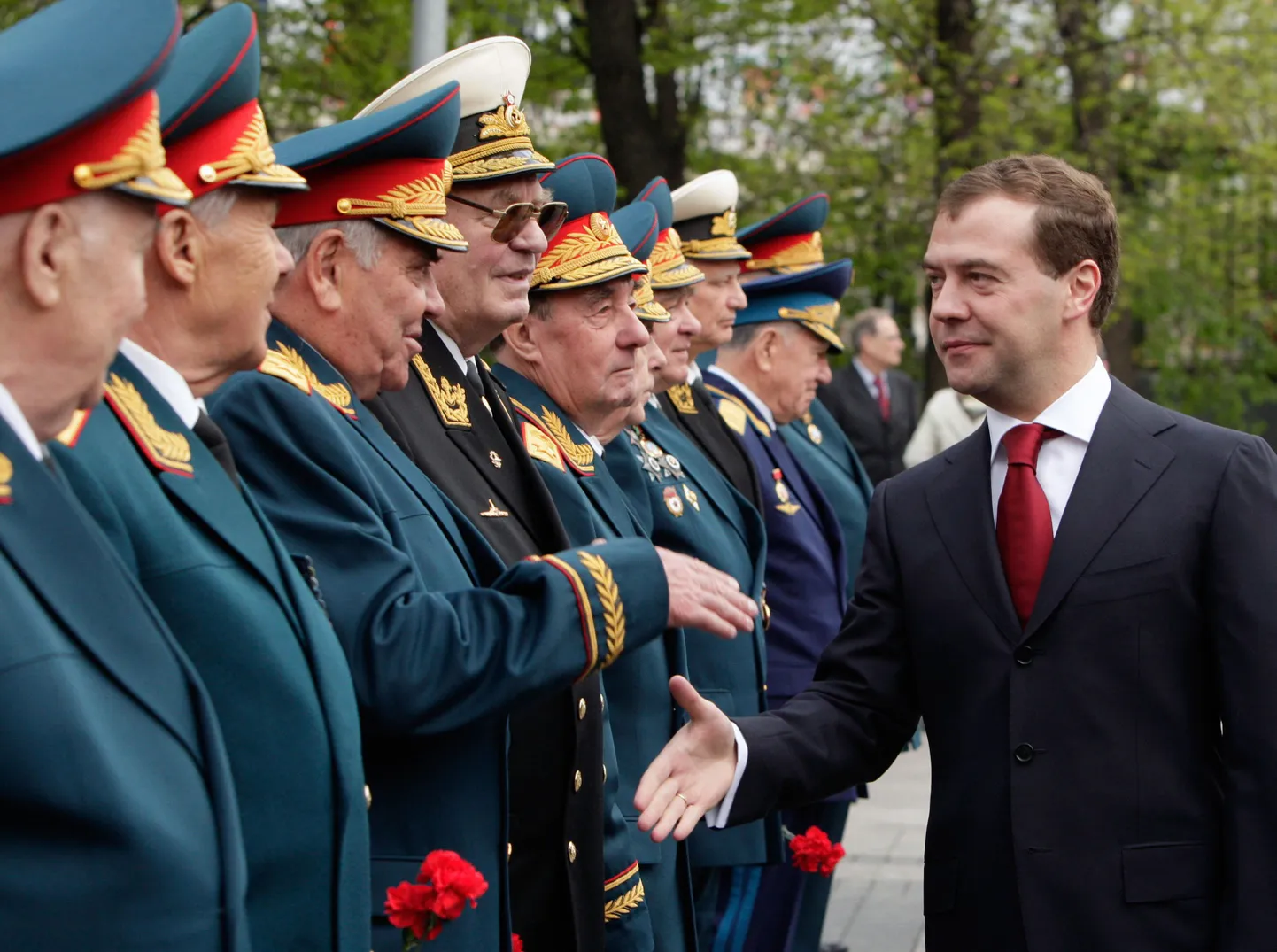 President Dmitri Medvedev kätleb Teise maailmasõja veteranidega täna tundmatu sõduri haua juures Moskvas.