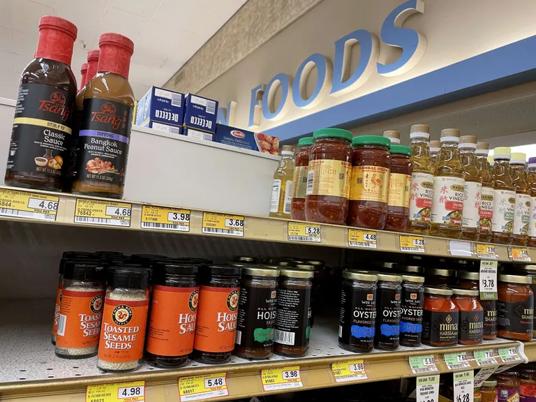 Poelett Californias, millel on näha tühimik kohas, kus on tavaliselt Huy Fong Foodsi Sriracha kaste.