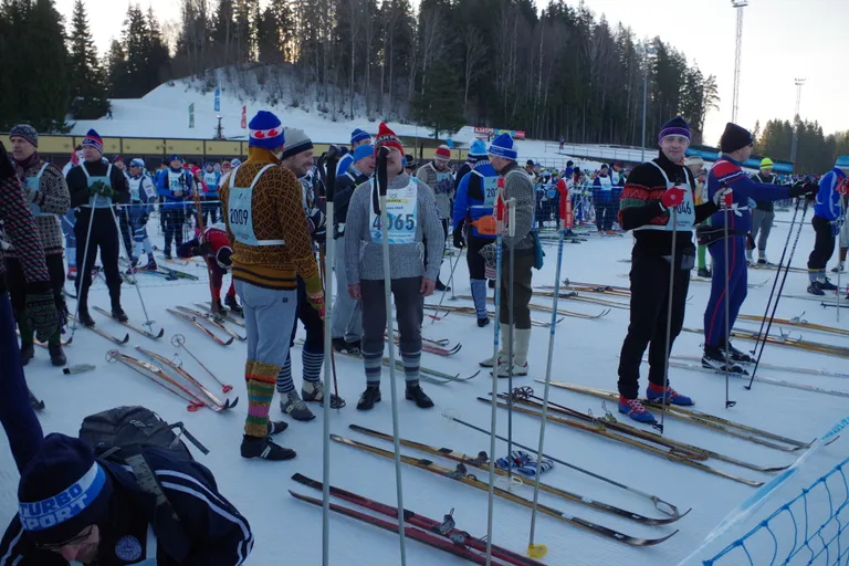 Retrosõitjad Tartu maratoni stardis.