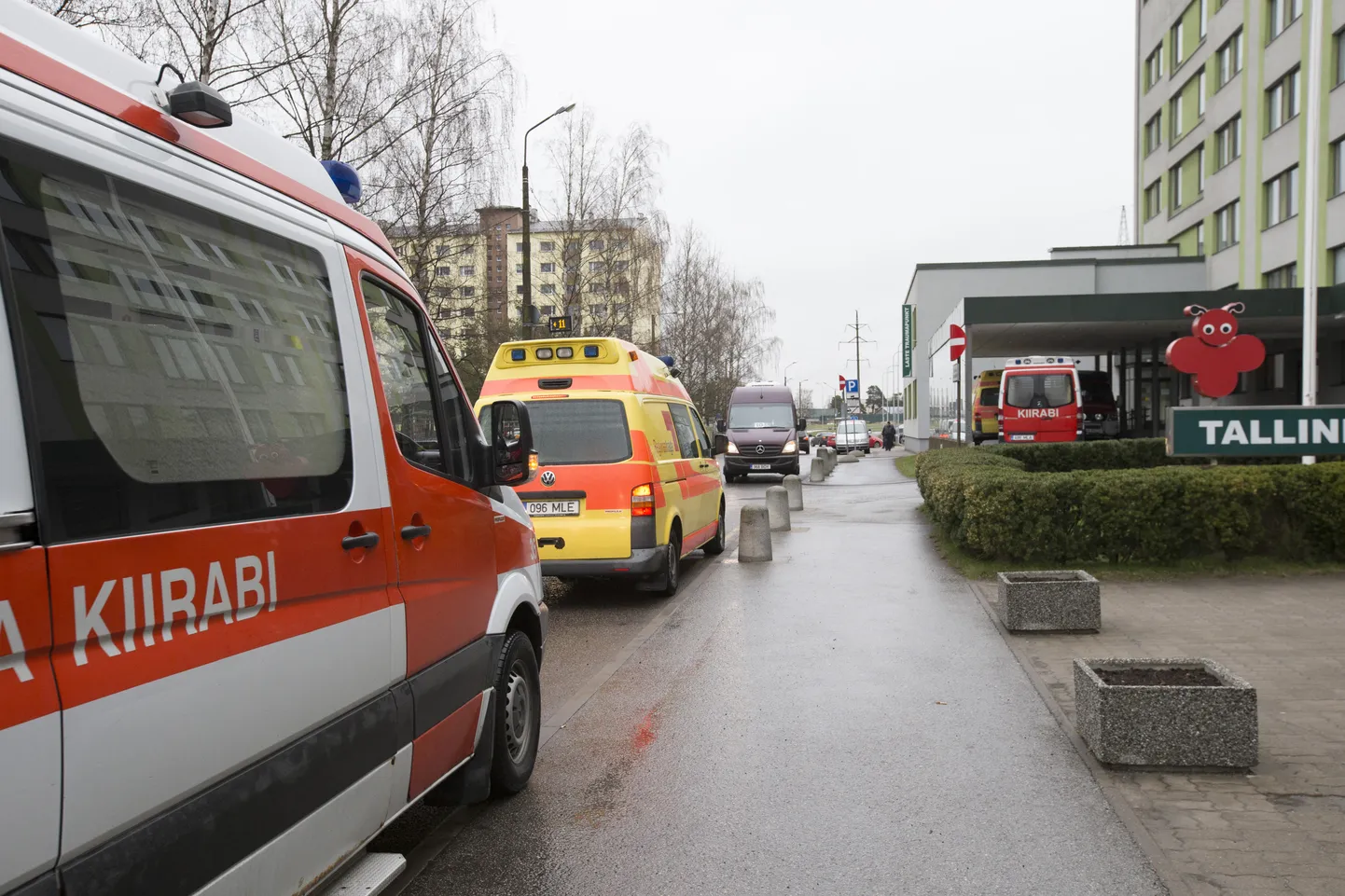Kiirabiautod Tallinna lastehaigla ees.