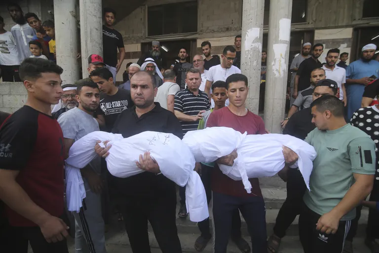 Leinajad kannavad Hamasi võitleja Salem Abu Quta pereliikmete surnukehi matustel. Pereliikmed hukkusid Iisraeli rünnakus nende majale Rafah' põgenikelaagris Gaza sektori lõunaosas. Pühapäev, 8. oktoober 2023