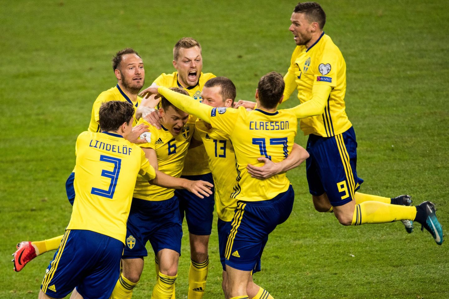Rootsi jalgpallikoondise mängijat väravat tähistamas.