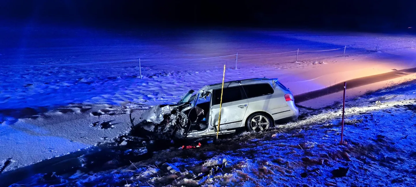 Kurena külas toimunud sõiduauto ja veoki kokkupõrkes hukkus 60aastane mees