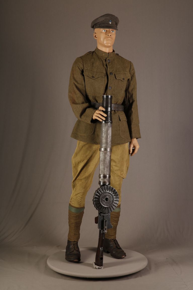 Jalaväelane 1917. aasta USA vormis Eesti vormimütsiga. Käes Briti kergekuulipilduja Lewis.