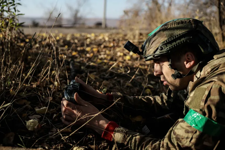 Украинский военнослужащий лежит.