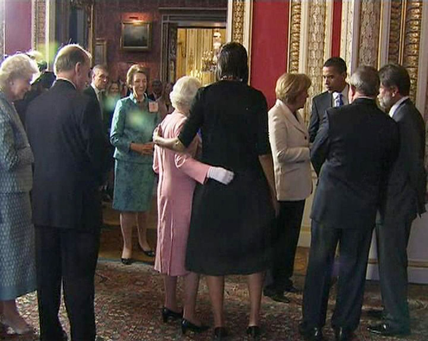 Michelle Obama ja kuninganna Elizabeth II teineteise embuses