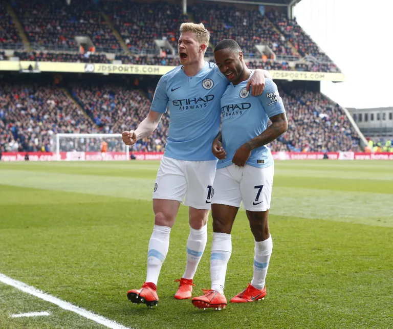Manchester City belglasest poolkaitsja Kevin de Bruyne (vasakul) tegi Raheem Sterlingi avaväravale meisterliku eeltöö.