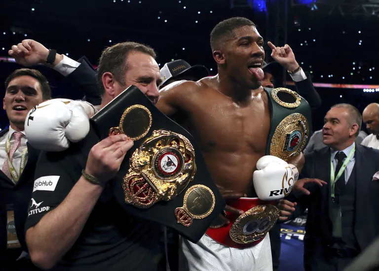 Anthony Joshua (keskel) oma meistrivöödega.