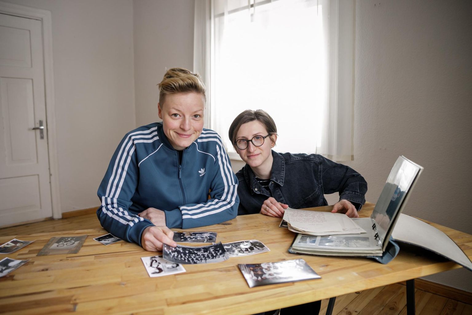 Barbara Lehtna (vasakul) ja Katrīna Dūka kogusid kaaslastega mitu kuud inimeste lugusid.