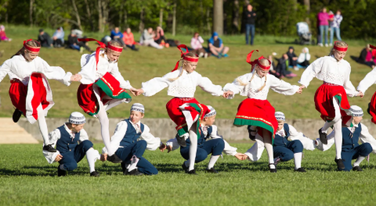 Virumaa tantsulapsed tantsisid laupäeval päikese välja.