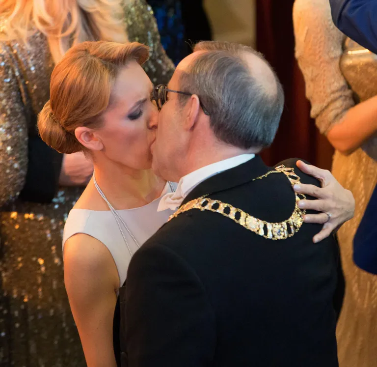 Тоомас Хендрик Ильвес и Иева Ильвес целуются во время приема в концертном зале "Эстония" в 2016 году