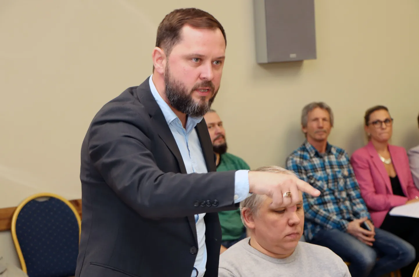 В Йыхвиском волостном собрании Алексей Наумкин - один из главных критиков волостного старейшины Марис Тоомель. Вот и на этот раз он подал запрос, в котором обвиняет старейшину в нарушении закона.