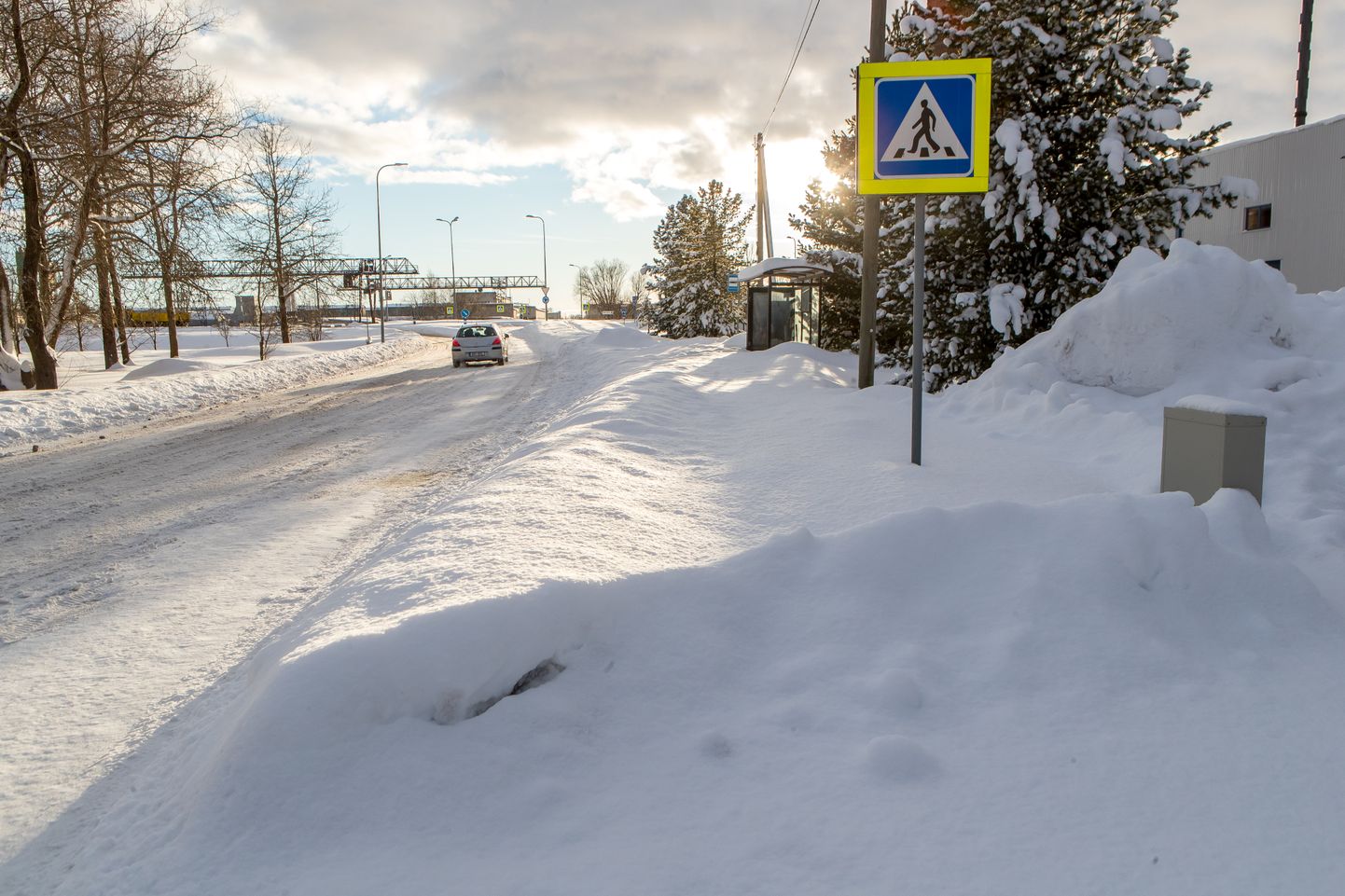 LUND ROHKEM KUI RUBLA EEST: Isegi eile õhtuks polnud lumetõrjujad jõudnud veel Pikale tänavale Saaremaa piimatööstuse juurde. Sadade inimeste töökoha ette oli tallatud vaid kitsuke jalgrada.