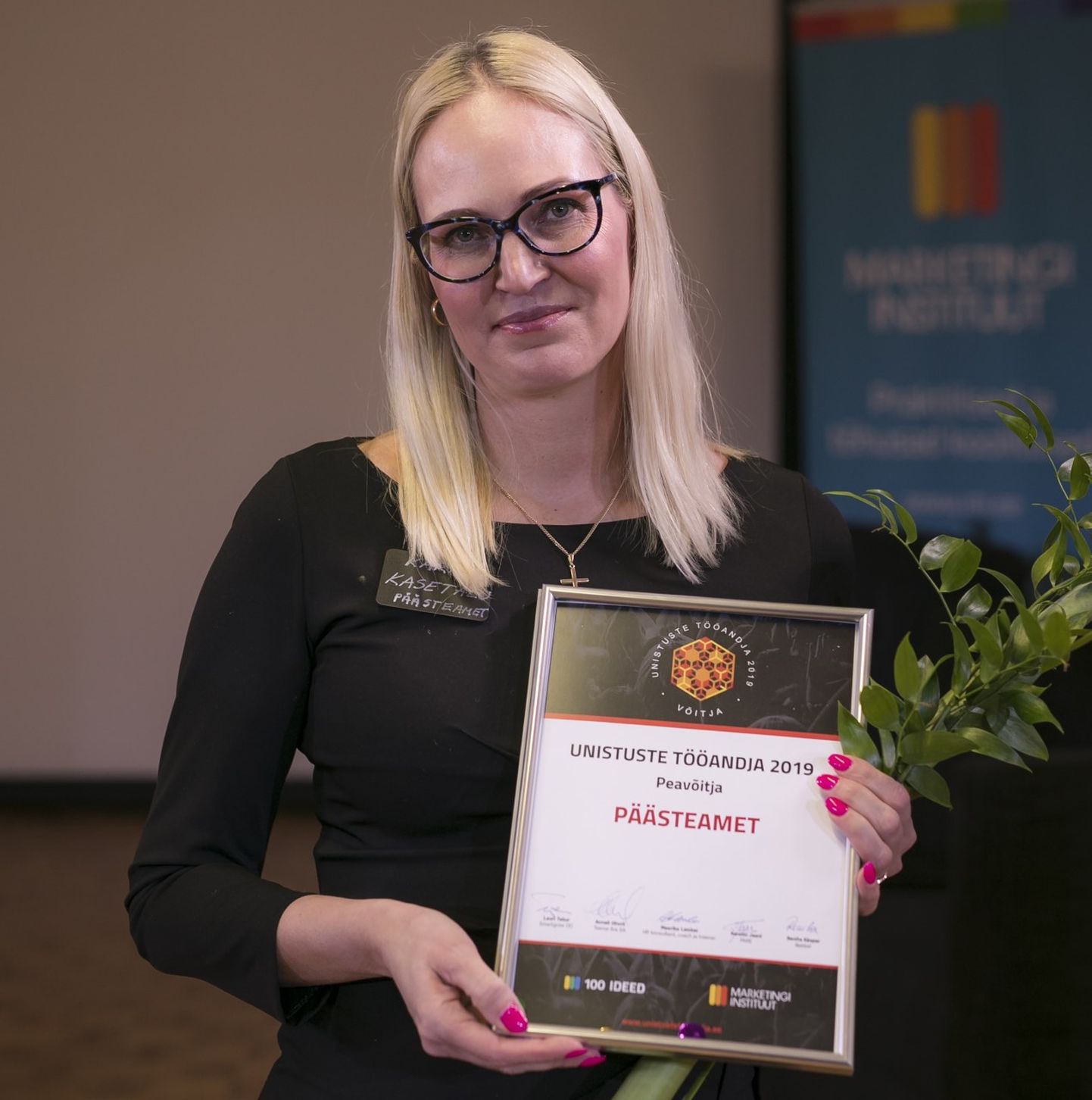 Mulluse konkursi võitnud Päästeameti personaliekspert Karin Kasetalu koos diplomiga.