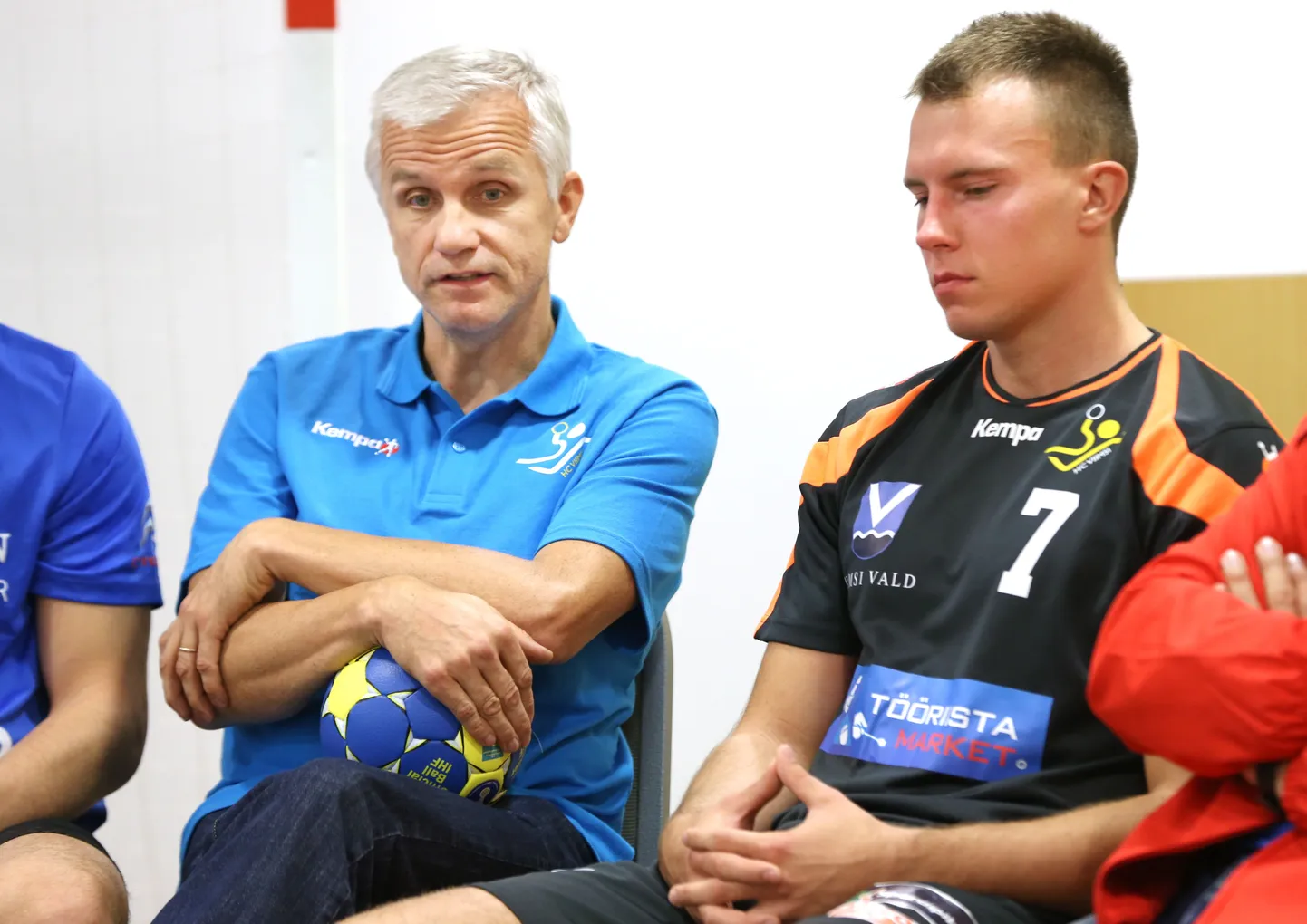Viimsi/Tööriistamarket peatreener Ain Pinnonen ja mängija Rasmus Peterson.