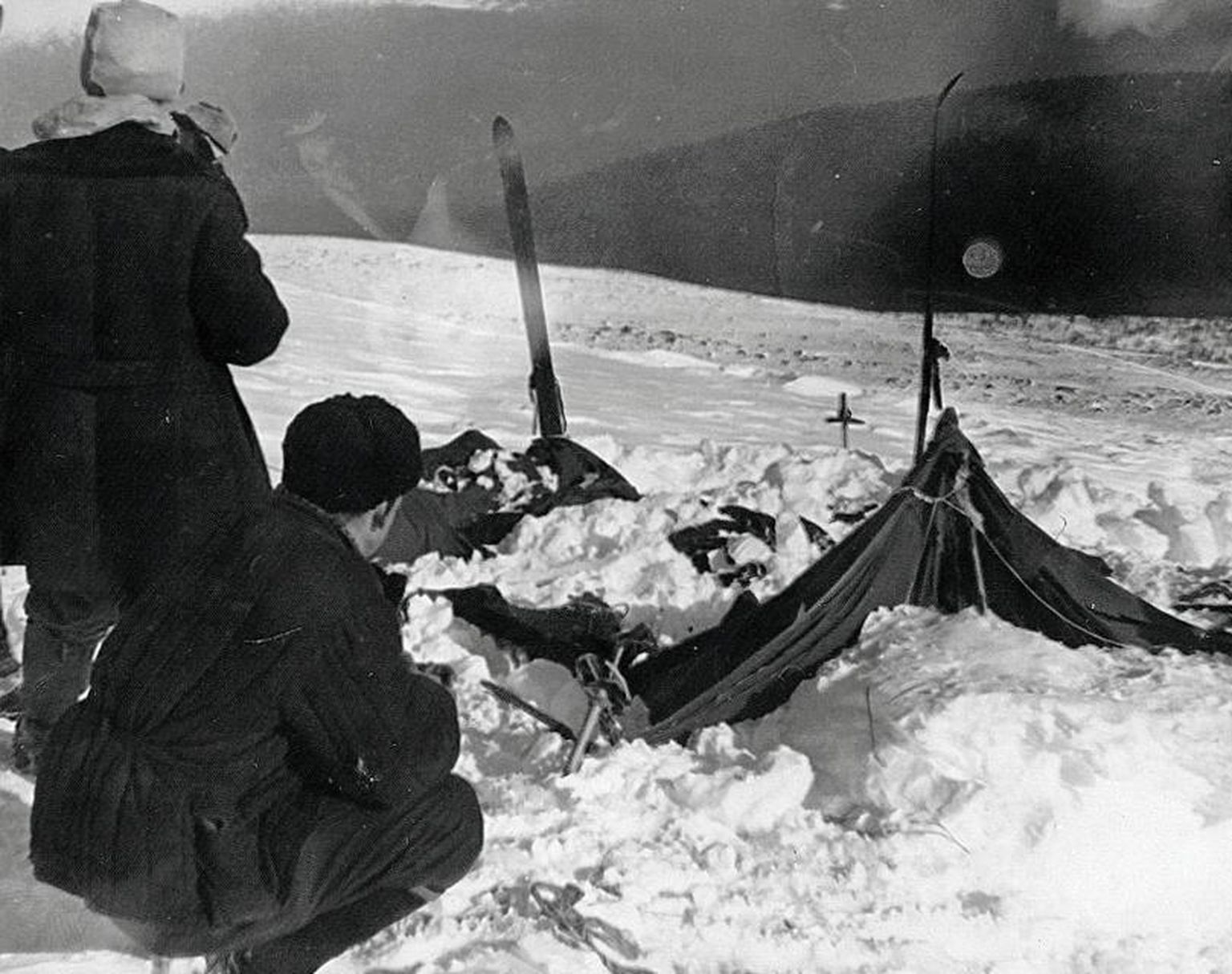 26. veebruaril 1959 avastati Surnud mäe küljelt matkajate telk, kuhu olid jäänud seltskonna jalanõud ja varustus. 