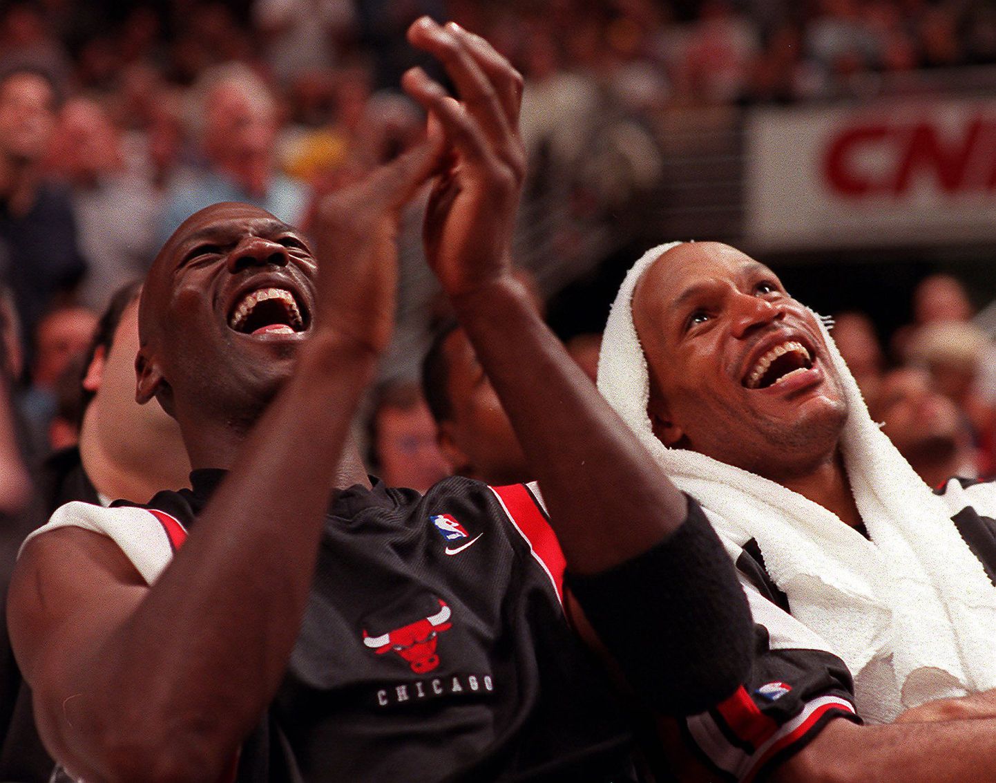Michael Jordan (vasakul) räägib uues dokumentaalis korvpalliklubi Chicago Bullsi mängijate peopanemistest. Pildil on korvpallilegend koos meeskonnakaaslase Ron Harperiga.