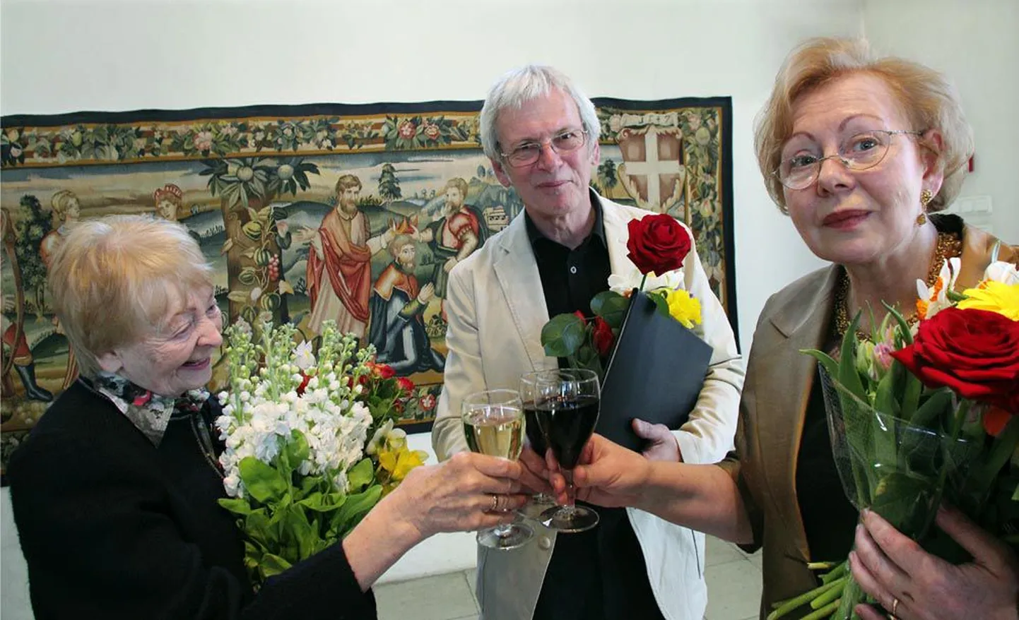 Tallinna raekojas peetud pidulikul tseremoonial anti eile üle Kristjan Raua kunstipreemiad, mille tänavu pälvisid Evi Tihemets (vasakul), Rait Prääts (keskel), Juta Kivimäe (paremal) ning Tõnis Saadoja.