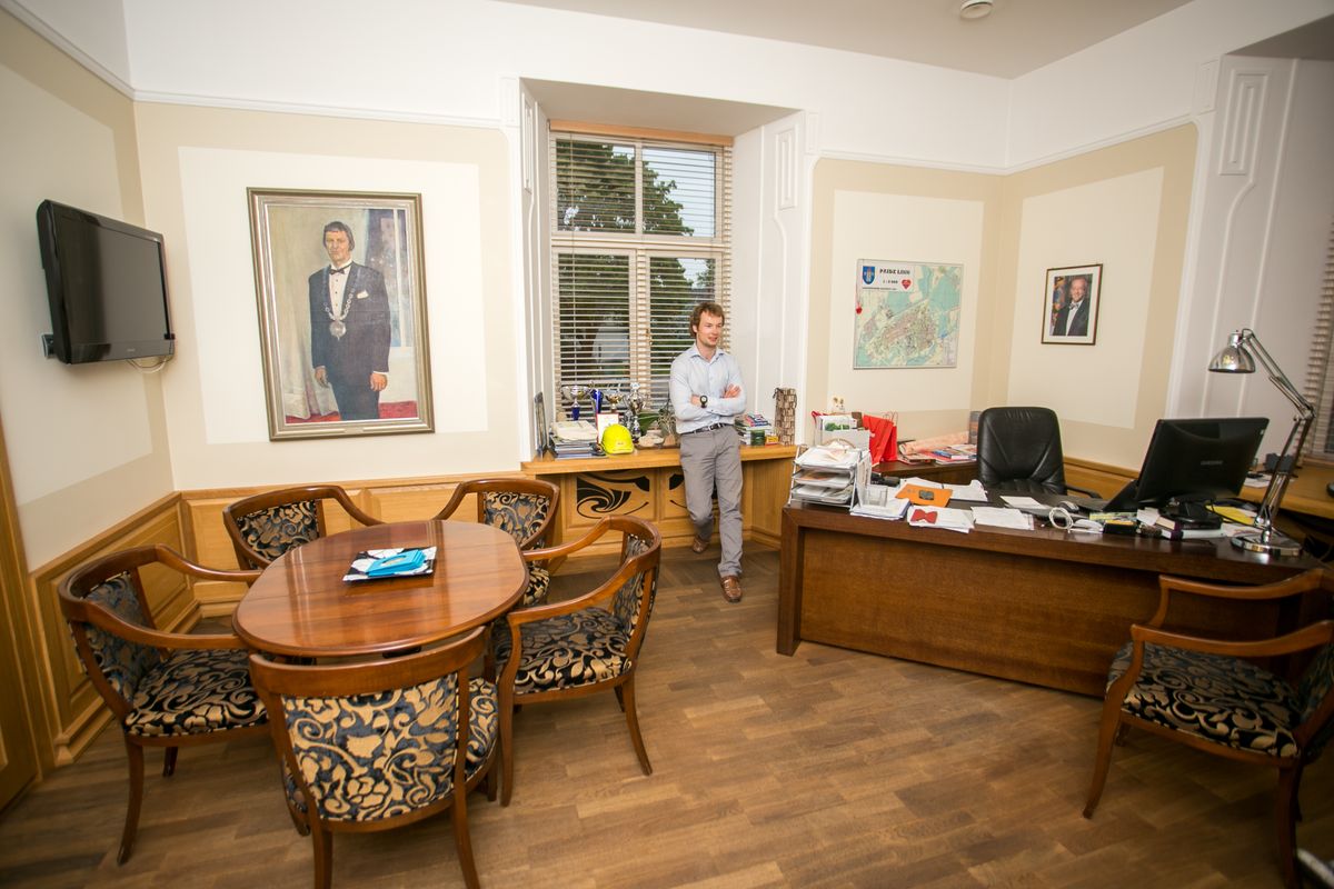 Paide linnapea Alo Aasma oma kabinetis mais 2014.