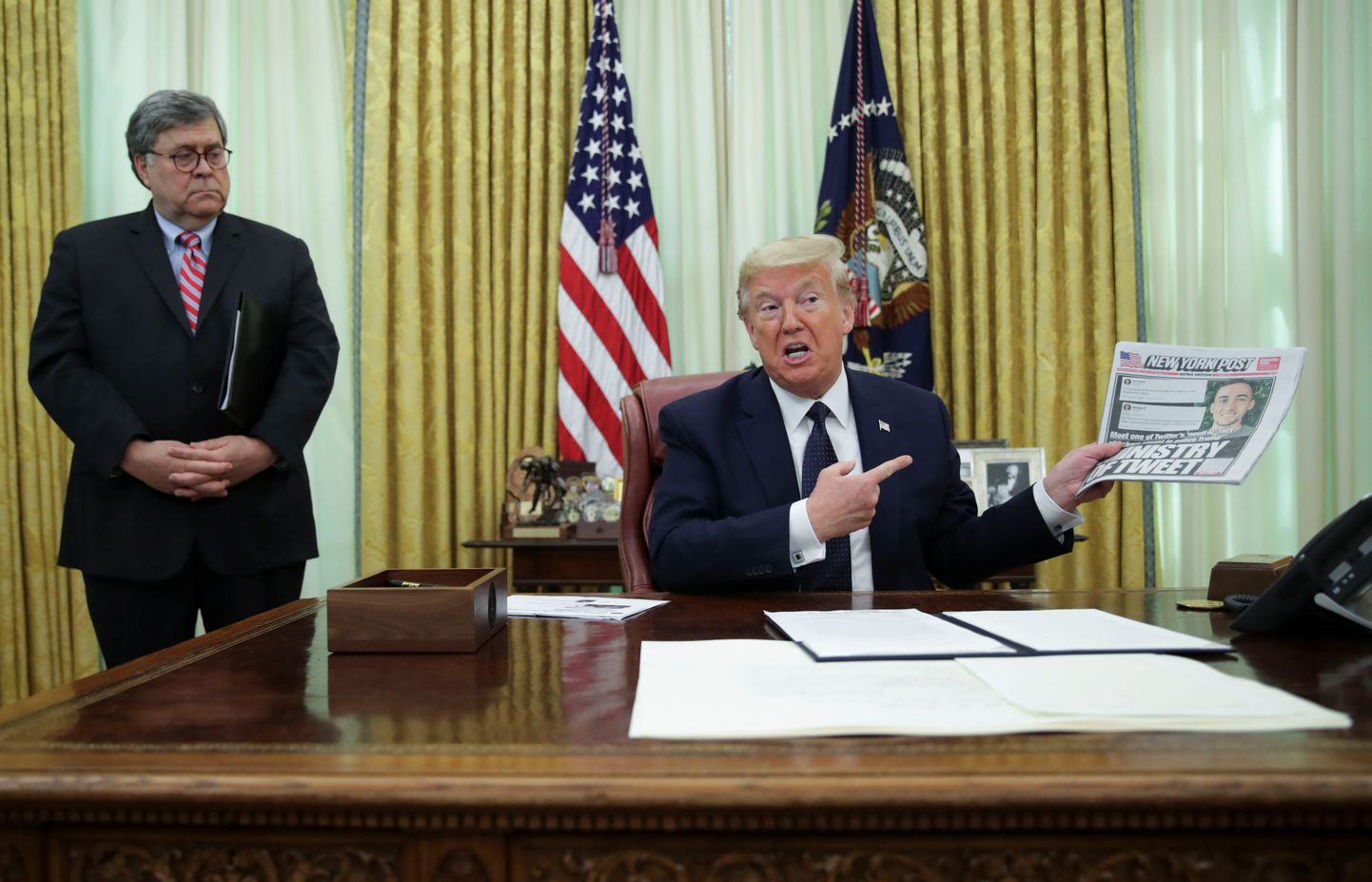 USA president Donald Trump hoidmas 28. mail 2020 Valge Maja Ovaalkabinetis käes väljaande The New York Post numbrit ja rääkimas ajakirjanikele sotsiaalmeediast