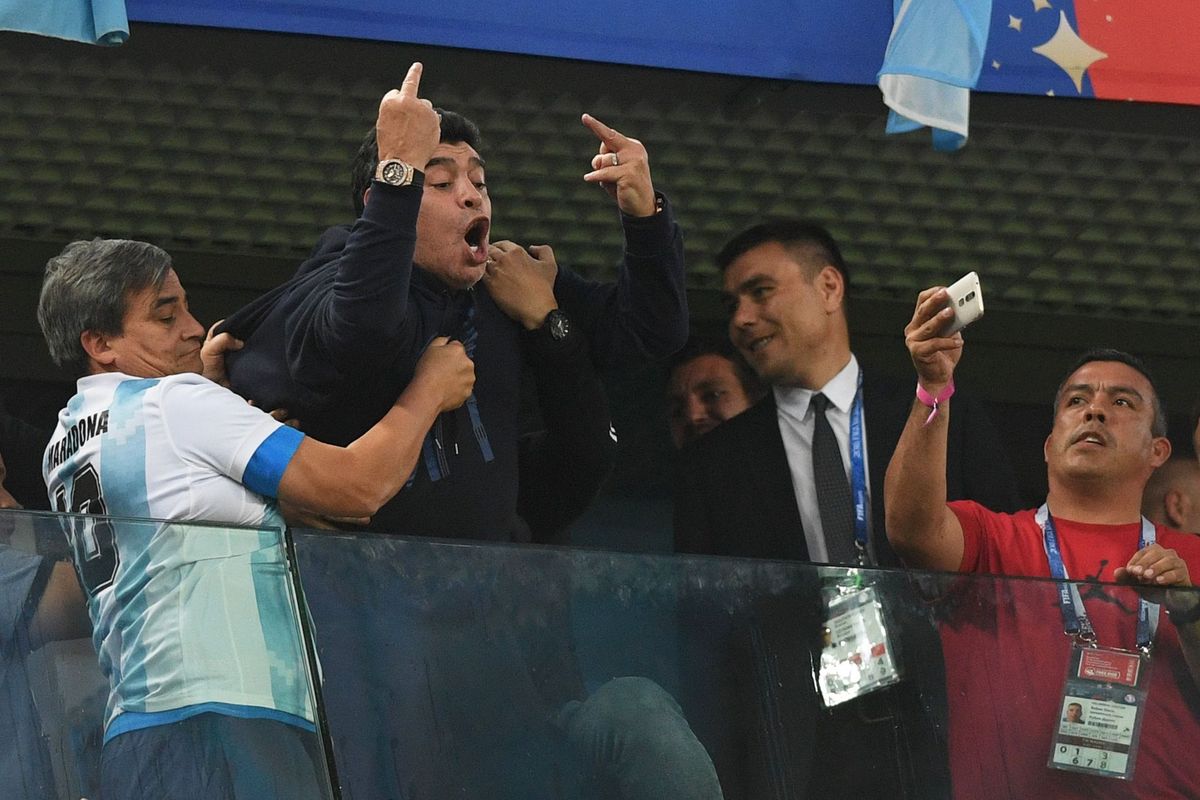 Марадона во время матча Аргентина - Нигерия на чемпионате мира по футболу в Санкт-Петербурге (2018 год)