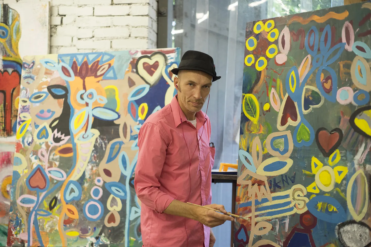 Kunstnik Tarrvi Laamann lõpetamas teoseid Kalaranna Kultuurikuuris.