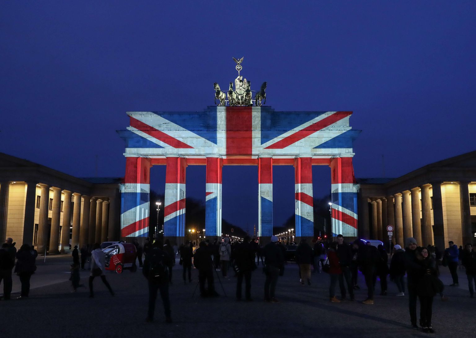 Briti lipuvärvides Brandenburgi värav.