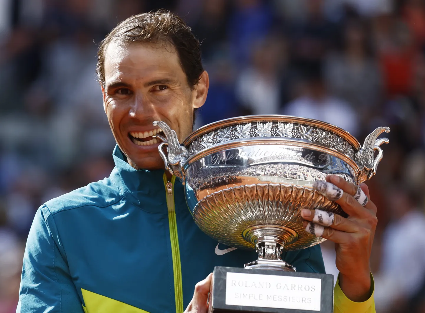 Niisugust pilti nähti aastatel 2005-2022 14 korral: Rafael Nadal triumfeerib Prantsusmaa lahtiste meistrivõistluste karikaga.