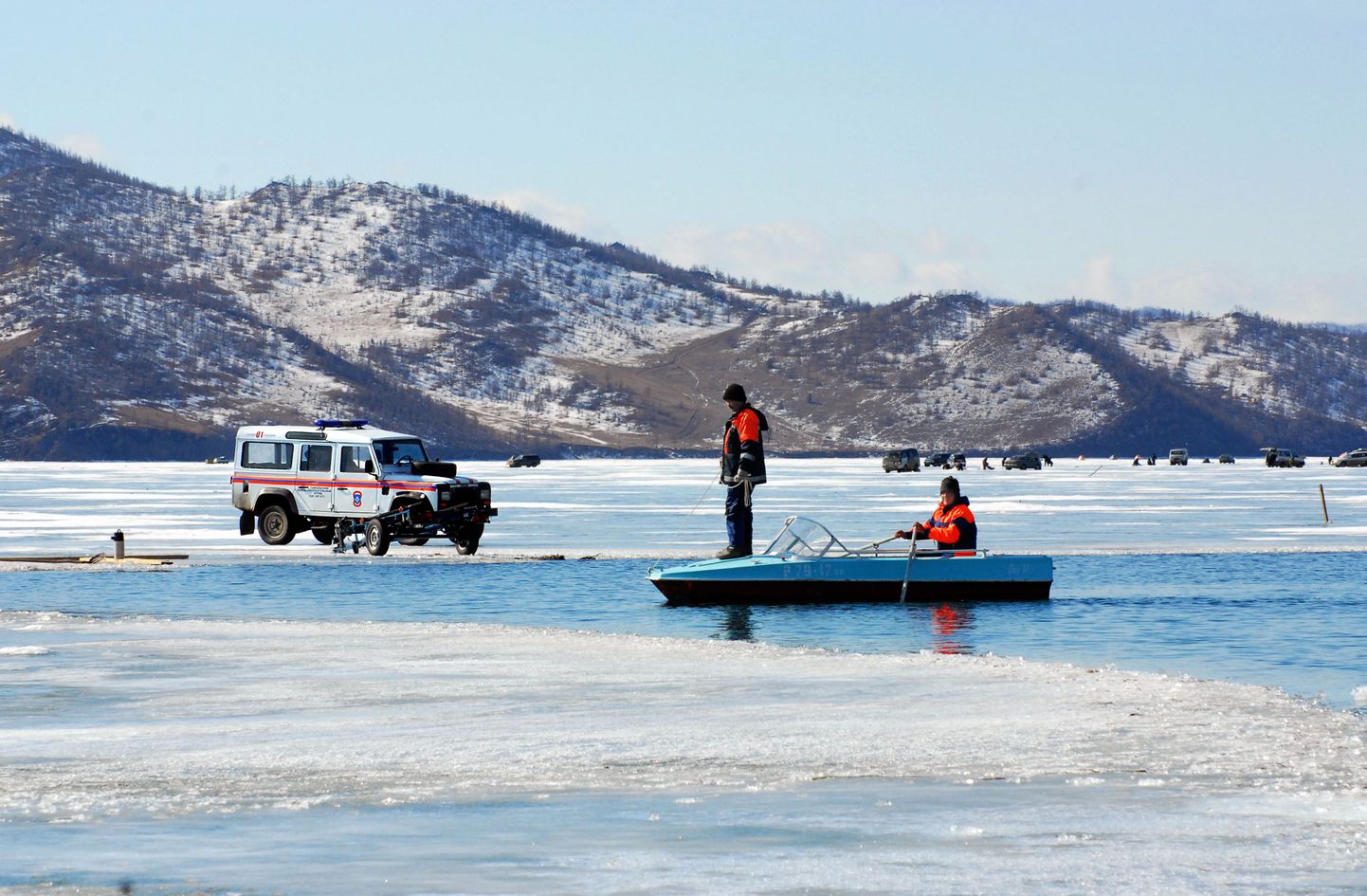 Päästjad Baikali järve jääl.